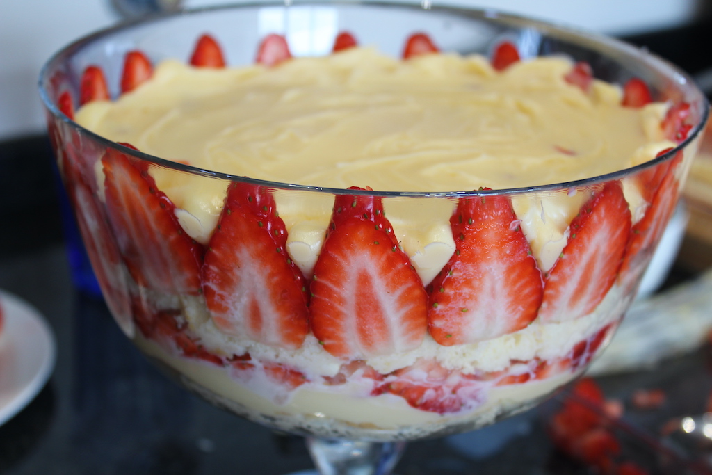 Bolo gelado de 4 leites e morango na taça